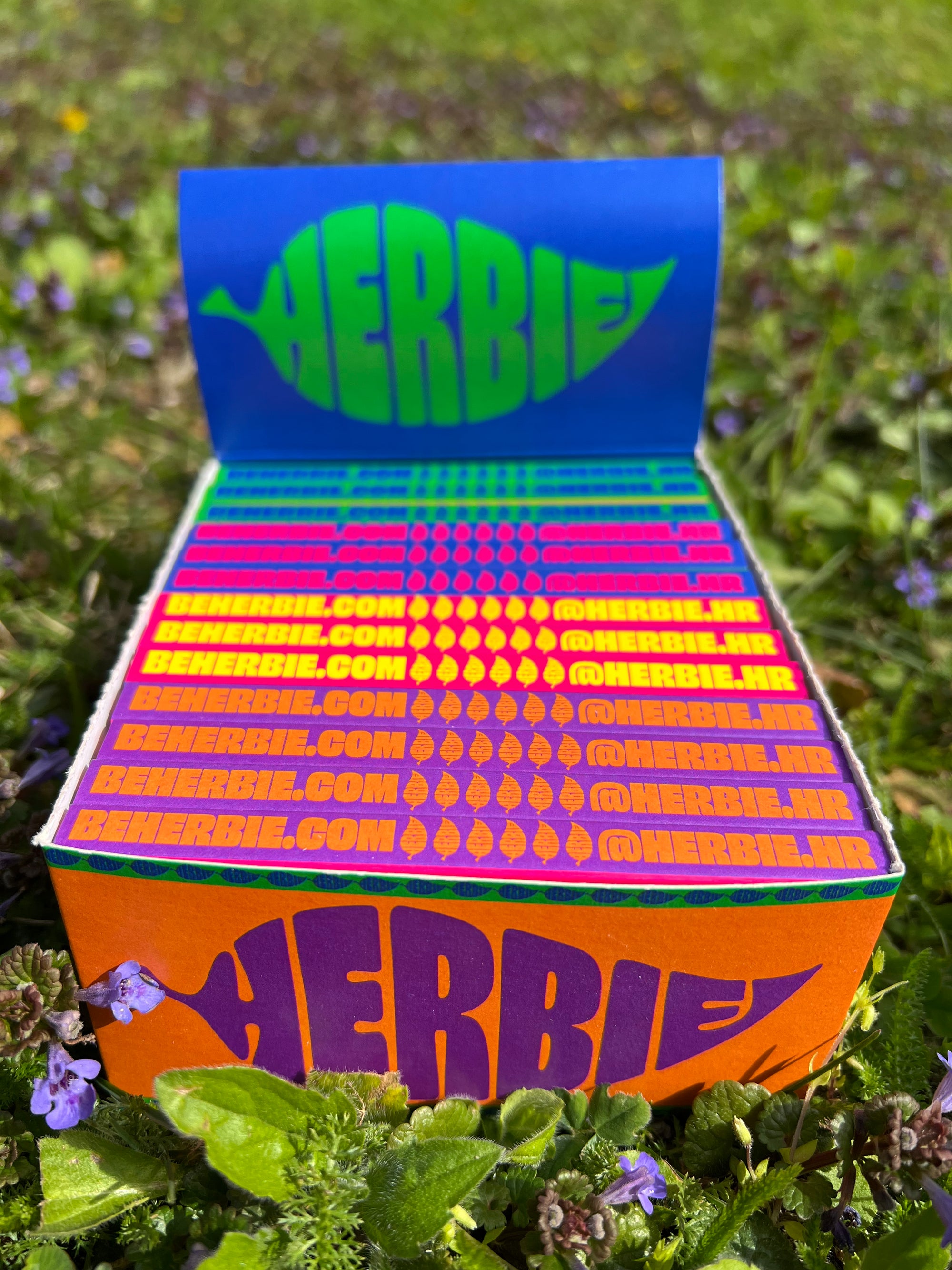 Kutija s 26 Herbie king size rizli s filterima (Hemp i Unbleached rolling papers)